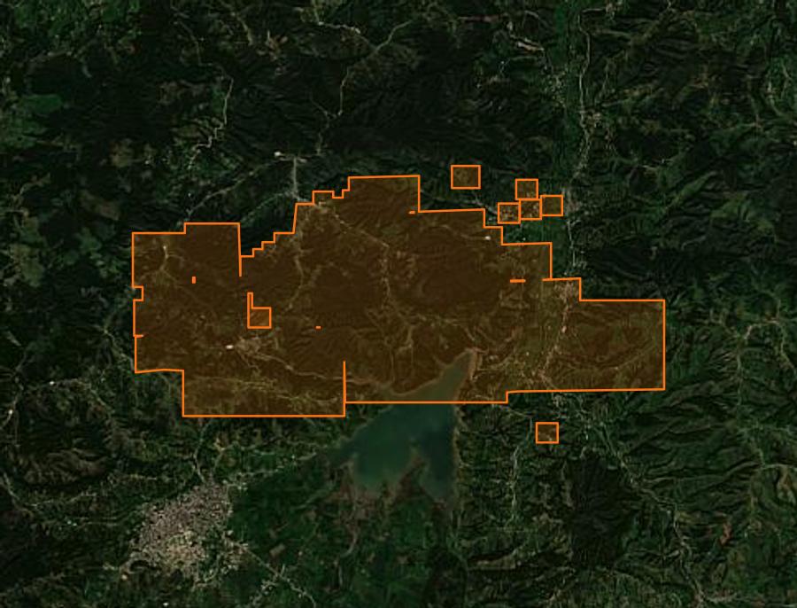 Outline of the burned area near Oum Toub (DZ), drawn over satellite imagery