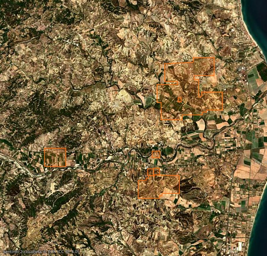 Outline of the burned area near Rocca di Neto (IT), drawn over satellite imagery