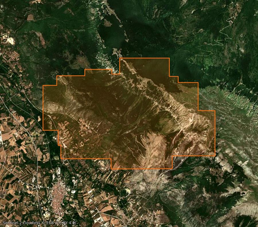 Outline of the burned area near Corfinio (IT), drawn over satellite imagery