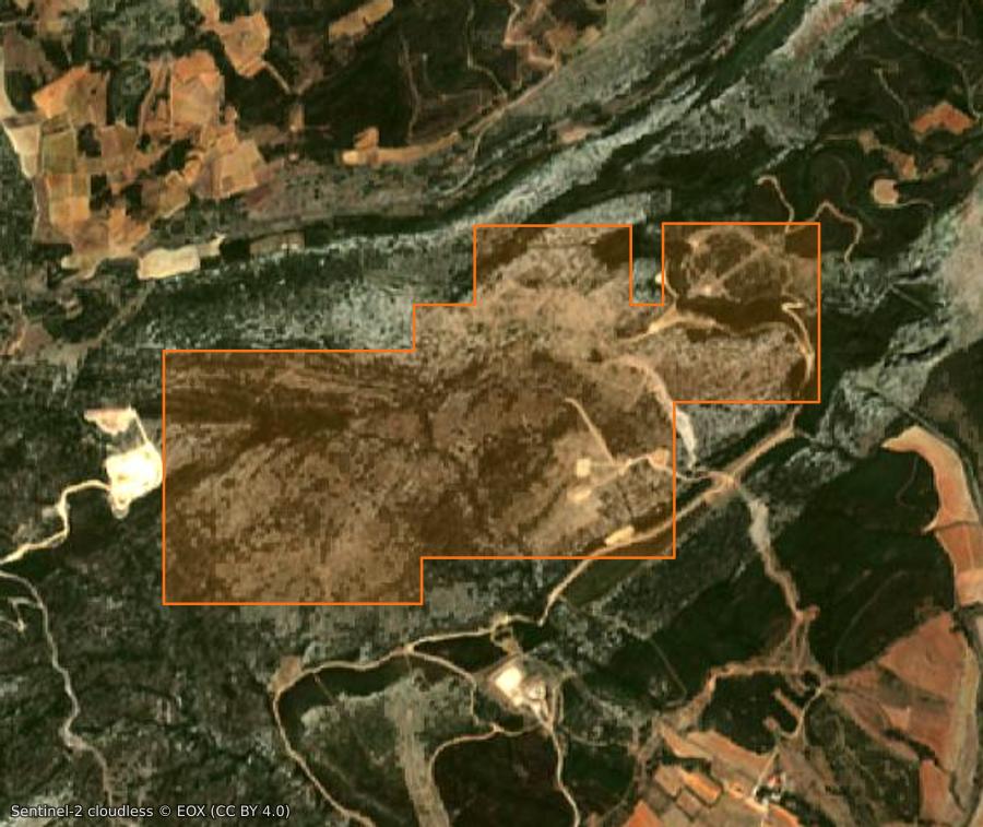 Outline of the burned area near Opoul-Périllos, drawn over satellite imagery