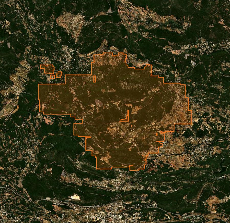 Outline of the burned area near Correns, drawn over satellite imagery