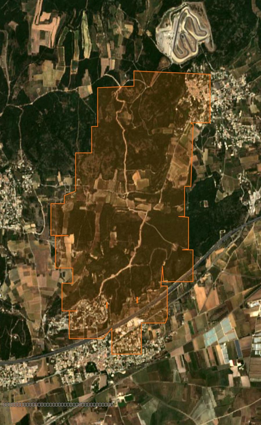 Outline of the burned area near Lédenon, drawn over satellite imagery