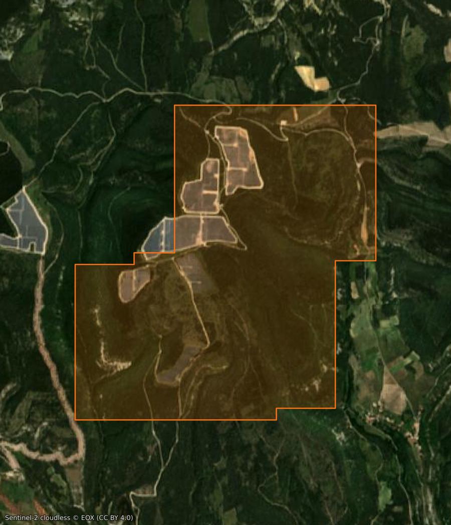 Outline of the burned area near L'Épine, drawn over satellite imagery