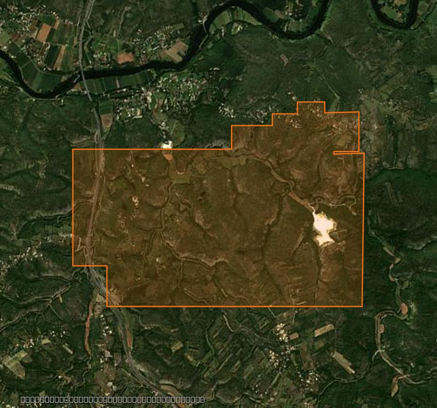 Outline of the burned area near Arcambal, drawn over satellite imagery