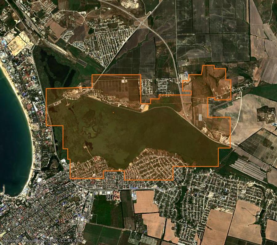 Outline of the burned area near Курбацкий (RU), drawn over satellite imagery