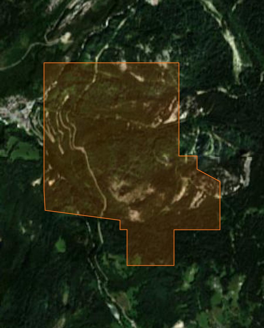 Outline of the burned area near Planay, drawn over satellite imagery