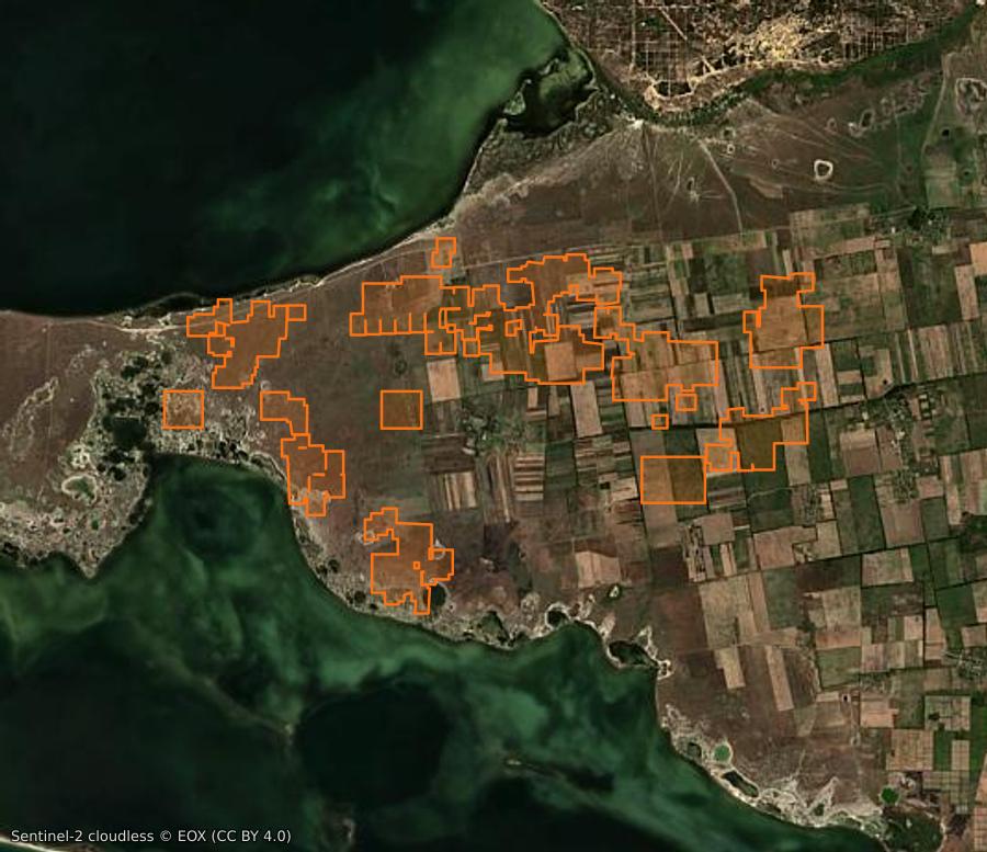 Outline of the burned area near Чулаківська сільська громада (UA), drawn over satellite imagery