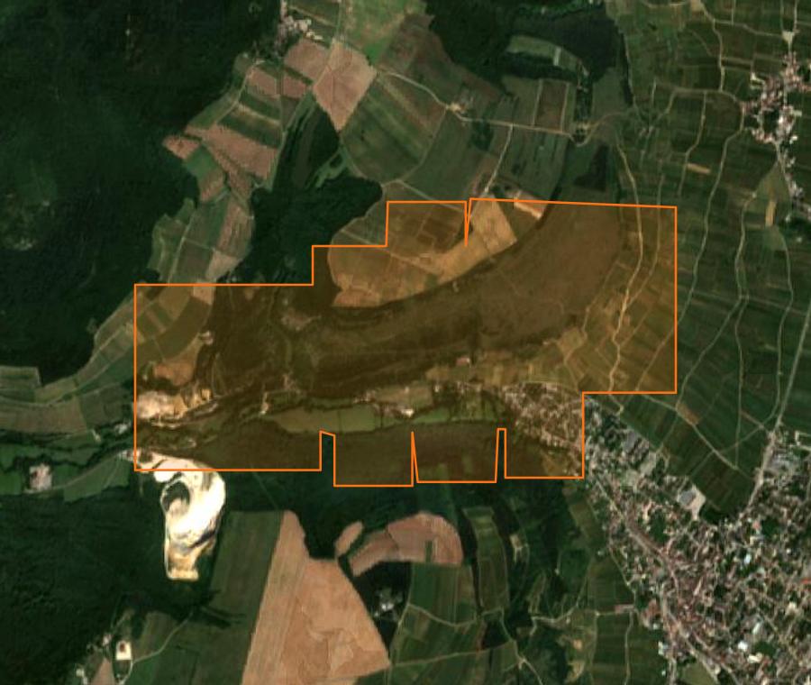 Outline of the burned area near Nuits-Saint-Georges, drawn over satellite imagery