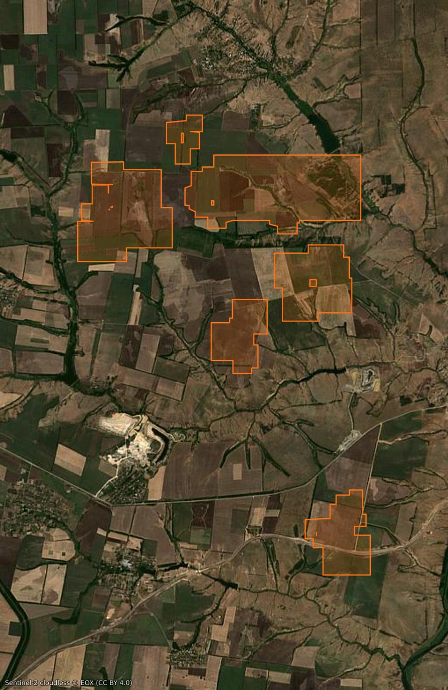 Outline of the burned area near Мирненська селищна громада (UA), drawn over satellite imagery