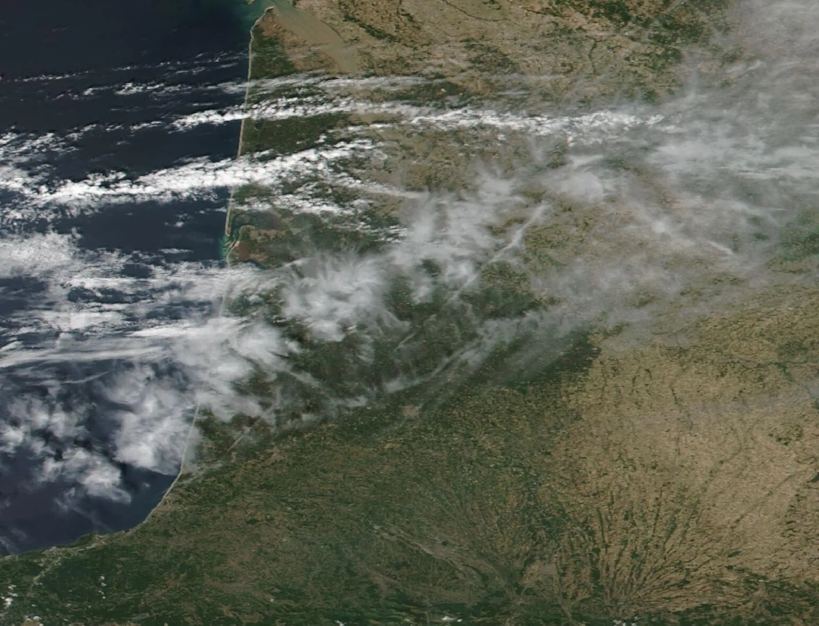 Image satellite en vraie couleur du sud-ouest de la France, traversée de panaches de fumée.
